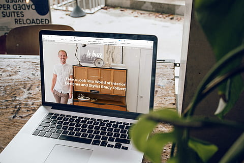 macbook, pro, top, Brun, træ-, bord, dagtimerne, overflade, computer, bærbar, kontor, arbejdsområde, teknologi, meddelelse, trådløs teknologi, forbindelse, voksen, mennesker, bruger bærbar computer, computer netværk, tekst, selektiv fokusering, dag, indendørs, forfra, internet, hanner, 5K, CC0, offentligt domæne, royaltyfrie