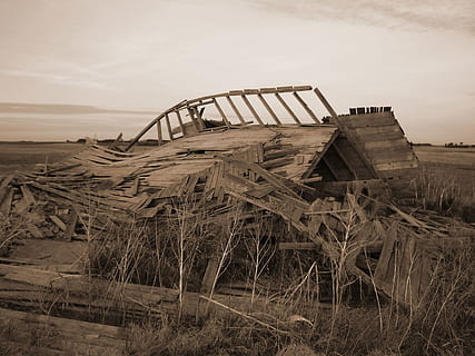 posta de sol, negre, blanc, destrucció, tornado, casa, granja, vell, cel, terra, camp, planta, naturalesa, agricultura, abandonat, espatllat, paisatge, cap gent, medi ambient, dia, obsoleta, escena rural, herba, tranquil·litat, aigua, a l'aire lliure, deteriorament, arruïnat, 720P, CC0, domini públic, lliure de regalies