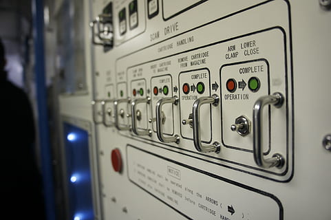 kontakt, knap, rumfartøj, kontrollere, tæt på, tekst, teknologi, kontrolpanel, maskineri, meddelelse, udstyr, ingen mennesker, elektricitet, indendørs, maskindel, brændstof og elproduktion, vestlige script, belyst, selektiv fokusering, industri, kompleksitet, sikkerhed, fabrik, trykknap, Strømforsyning, forbindelsesblok, 4K, CC0, offentligt domæne, royaltyfrie