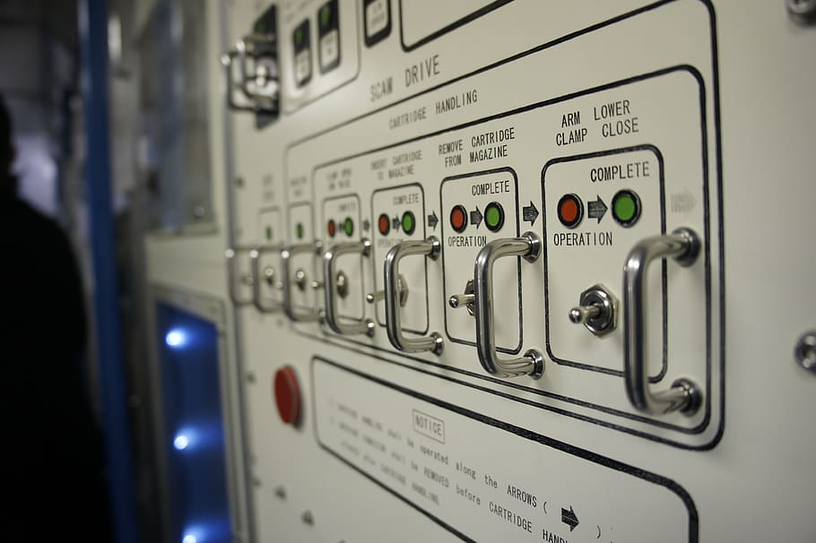 interruptor, botó, nau espacial, control, primer pla, text, tecnologia, panell de control, maquinària, comunicació, equipament, cap gent, electricitat, a l'interior, part de la màquina, generació de combustible i energia, guió occidental, il·luminat, enfocament selectiu, indústria, complexitat, seguretat, fàbrica, polsador, Font d'alimentació, bloc de connexió, 4K