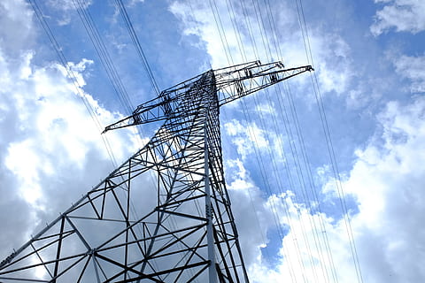 noir, gris, électrique, poster, bleu, ciels, pylône, actuel, électricité, strommast, ligne électrique, énergie, haute tension, les lignes électriques, ligne, lignes, isolateurs, poteaux électriques, renforcer, caténaire, elektrik, risque, source de courant, tir faible angle, La technologie, lignes supérieures, smog électronique, champs alternatifs magnétiques, fils, les mâts, ciel, des nuages, Tension, distribution d'électricité, nuage - ciel, faible angle de vue, câble, la nature, lien, production de carburant et d'électricité, pylône électrique, structure construite, architecture, métal, personne, journée, en plein air, grand - haut, la tour, communications globales, acier, alliage, poutre, composant électrique, 4K, CC0, domaine public, libre de droits