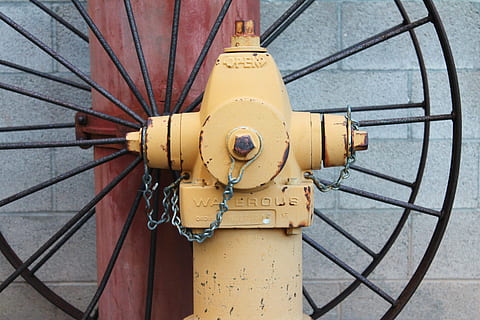 brandhane, brandmand, slukke, retro, årgang, ild, udstyr, forebyggelse, sikkerhed, ildslukker, nødsituation, Ny mexico, udendørs kunst, antik kunst, metal kunst, gule avalona, teknologi, hjul, metal, ingen mennesker, tæt på, gul, dag, forbindelse, beskyttelse, mønster, bygget struktur, udendørs, arkitektur, murbygningsfunktion, mønt betjent, detalje, hegn, talte, 4K, CC0, offentligt domæne, royaltyfrie