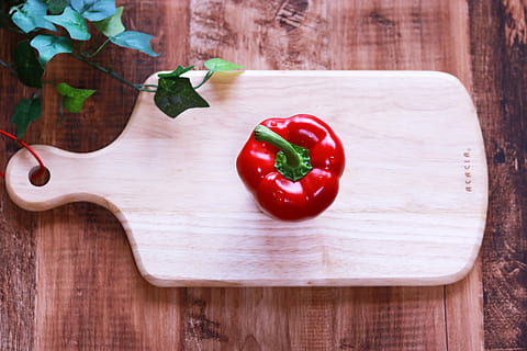 rot, Paprika, hölzern, Hacken, Tafel, rote Paprika, Hackbrett, Holz - Material, Lebensmittel, Gemüse, Frische, Tabelle, Schneidbrett, Pfeffer - Gemüse, organisch, Kochen, keine Leute, gesundes Essen, vegetarisches Essen, rustikal, grüne Farbe, Essen und Trinken, Nahansicht, Zutat, Tomate, reif, Haushaltsküche, drinnen, Pfeffer, Stillleben, Wohlbefinden, würzen, Obst, 1080P, CC0, gemeinfrei, lizenzfrei