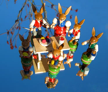 kelinci Paskah, tim, kerja tim, Paskah, cat, kelompok, penuh warna, kayu, dilukis, angka, warna, keluarga, kerja keras, multi-warna, tidak ada orang, hari, langit, biru, merapatkan, seni dan kerajinan, dekorasi, perwakilan, tampilan sudut rendah, kreativitas, alam, perayaan, sekelompok besar objek, langit cerah, gantung, kerajinan, di luar rumah, liburan, representasi manusia, festival, 2K, CC0, domain publik, bebas royalti