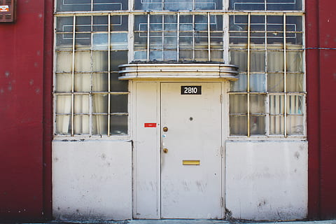 porta, construção, janelas, arquitetura, vintage, fachada, Entrada, propriedade, estrutura construída, exterior do edifício, ninguém, dia, tecnologia, comunicação, ao ar livre, fechadas, conexão, conveniência, recurso de construção de parede, indústria, segurança, Telefone, caixa, fonte de energia, 5K, CC0, domínio público, royalty free