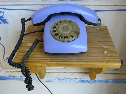 blau, rotatiu, telèfon, marró, fusta, prestatge, comunicació, connexió, vell, seleccioneu, marcar, porpra, oients, hub, passat de moda, estil retro, utilitzant el telèfon, tecnologia, telèfon fix, receptor de telèfon, cap gent, primer pla, telèfon rotatiu, a l'interior, nombre, nostàlgia, cable, cable telefònic, vista d’angle alt, material de fusta, taula, comunicacions globals, 4K, CC0, domini públic, lliure de regalies