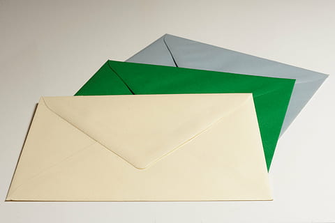 Trois, bleu, vert, blanc, des lettres, enveloppe, poster, papier, message, courrier, correspondance, envoyer, lettre, email, prise de vue en studio, fond blanc, forme de triangle, personne, à l'intérieur, document, la communication, couleur verte, coupé, forme, espace de copie, plié, fermer, gris, la créativité, 2K, CC0, domaine public, libre de droits