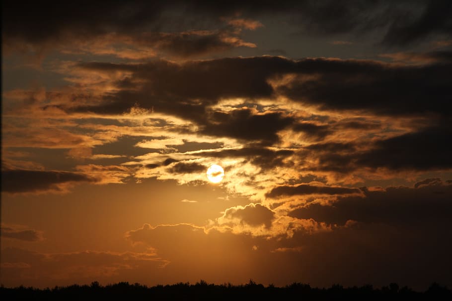 sol, fatalitat, posta de sol, naturalesa, núvols, llum, atmosfera, horitzó, aire, tarda, cel, núvol - cel, bellesa a la natura, escenics - natura, tranquil·litat, color taronja, escena tranquil·la, silueta, idíl·lic, cap gent, cel dramàtic, llum solar, a l'aire lliure, vista d’angle baix, escena no urbana, medi ambient, por, lluminós, 4K