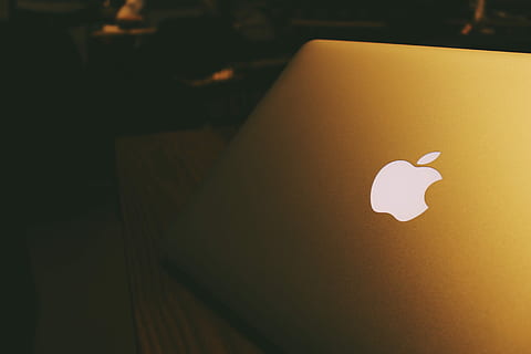 leicht, geöffnet, platziert, Tabelle, Apfel, Notizbuch, MacBook, Computer, Laptop, Technik, Schatten, keine Leute, Gelb, beleuchtet, draußen, Tag, High Angle View, Nahansicht, Papier-, drinnen, Sonnenuntergang, kopieren sie platz, Design, Sonnenlicht, dunkel, Transport, Herzform, weiße Farbe, Lichtanlage, leer, 5K, CC0, gemeinfrei, lizenzfrei