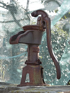 fonte, bene, acqua, vecchio, acciaio, arrugginito, corpo d'acqua, metallo, giorno, nessuno, all'aperto, avvicinamento, natura, Inquadratura dal basso, valvola, sicurezza, caratteristica della parete, concentrarsi sulle conoscenze acquisite, macchinario, architettura, luce del sole, testo, tubo - tubo, 4K, CC0, dominio pubblico, privo di copyright