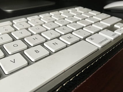 tastiera, Mac, Mela, computer, lavoro, professione, ufficio, tecnologia, testo, attrezzatura informatica, comunicazione, in casa, parte del computer, tastiera del computer, avvicinamento, lettera, nessuno, connessione, alfabeto, tecnologia wireless, tasto del computer, il computer portatile, numero, sceneggiatura occidentale, vista dall'alto, 2K, CC0, dominio pubblico, privo di copyright