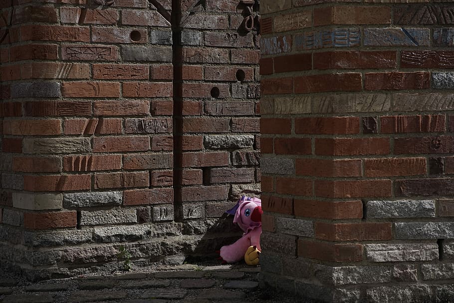 perse, 4, 8, muro di mattoni marrone, parete, mattone, muratura, città, urbano, muro di mattoni, persone reali, struttura costruita, architettura, una persona, caratteristica della parete, stili di vita, donne, lunghezza intera, attività di svago, abbigliamento casual, giorno, esterno dell'edificio, storia, muro di pietra, bambino, il passato, all'aperto, 5K
