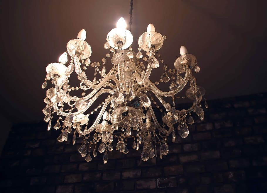 aranya blanca, aranya, llum, disseny, fons, web, funció, bling, interior, dissenyador, sostre, espai, focus, punt focal, peça de conversa, il·luminat, cap gent, luxe, or, primer pla, a l'interior, equips d’il·luminació, vista d’angle baix, penjant, decoració, riquesa, llum elèctrica, cristall, nit, llum penjant, brillant, llum - fenomen natural, funció de construcció de parets, electricitat, ornamentat, fons negre, 720P