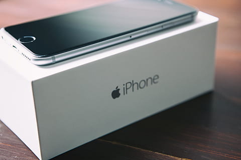 móvil, teléfono inteligente, original, caja, fotografía de cerca, iphone 6, tecnología, teléfono, nadie, computadoras de manzana, texto, comunicación, negocio, de cerca, tecnología inalámbrica, conexión, computadora, datos, adentro, Internet, mesa, ordenador portátil, equipo de computadora, escritura occidental, Red de computadoras, de color negro, equipo, moderno, comunicaciones globales, 4K, CC0, dominio público, libre de derechos