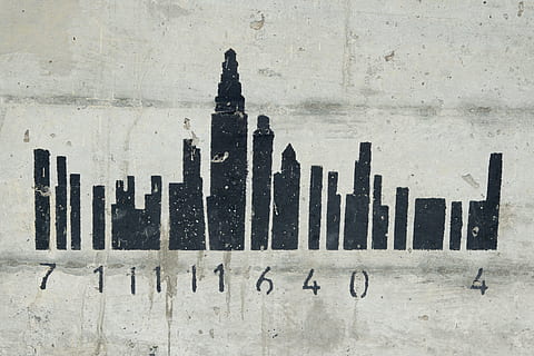 código de barras, grafiti, código, horizonte, esquema de construcción, número, arquitectura, estructura construida, nadie, pared - característica de la construcción, exterior del edificio, día, edificio, al aire libre, metal, comunicación, Arte y artesanía, el pasado, antecedentes, de cerca, religión, ciudad, naturaleza, destinos de viaje, historia, seguridad, edificio de oficinas exterior, rascacielos, 4K, CC0, dominio público, libre de derechos