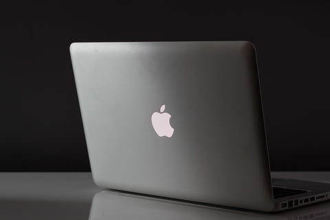 geöffnet, MacBook, Weiß, Tabelle, oben, MacBook weiß, weiß auf weiß, Tischplatte, Laptop, Computer, Technologie, Internet, kabellose Technologie, keine Leute, Apple-Computer, Kommunikation, Mobilität, pc, Computerbildschirm, Computer Tastatur, Computers, schwarze Farbe, einzelnes Objekt, Studioaufnahme, globale Kommunikation, Ausrüstung, Reflexion, drinnen, beleuchtet, schwarzer Hintergrund, Nahansicht, weiße Farbe, Verbindung, Herzform, Emotion, positive Emotionen, Einfachheit, Liebe, modern, grau, Online Partnersuche, 2K, CC0, gemeinfrei, lizenzfrei