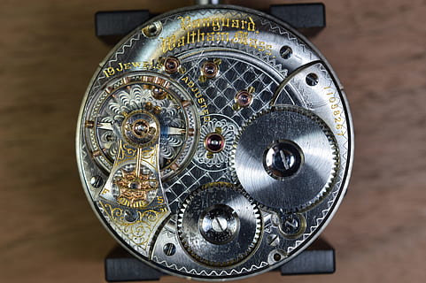 ancien, temps, regarder, rond, antique, classique, l'horloge, cadran, équipement, or, instrument, machinerie, mécanique, mécanisme, minute, nombre, poche, montre de poche, précision, acier, montre, roue, fermer, métal, à l'intérieur, style rétro, personne, La technologie, cercle, Forme géométrique, partie machine, horlogerie, se concentrer sur le premier plan, couleur argentée, 5K, CC0, domaine public, libre de droits