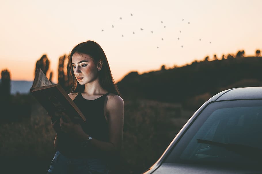 foto, llibre de lectura de dona, inclinat, cotxe, daytimne, lectura de dona, llibre de lectura, dones, gent, adult jove, femelles, a l'aire lliure, una persona, bellesa, bonic, dones joves, ètnia caucàsica, estiu, posta de sol, estils de vida, adult, només dones, només adults, transport, cel, manera de transport, automòbil, naturalesa, centrar-se en primer pla, persones reals, vehicle terrestre, cintura cap amunt, de peu, dona guapa, pentinat, 4K
