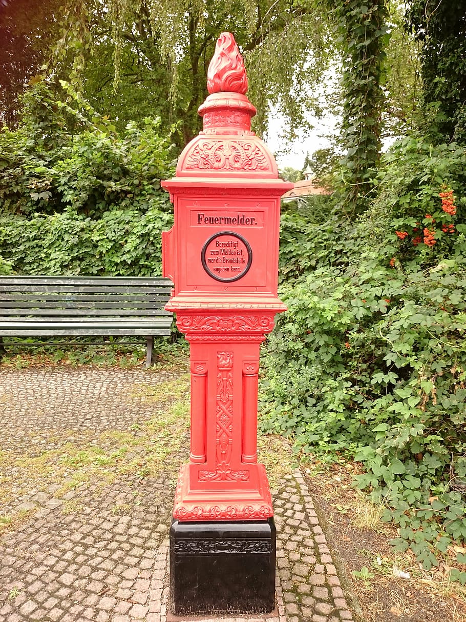 detector d’incendis, vermell, detector de fums, foc, Berlín, tegel, passeig de Greenwich, marca, alarma, lluita contra incendis, sistema d’alarma de fum, brandmeldenalage, detectors d'incendis, vell, planta, arbre, naturalesa, dia, comunicació, text, bústia, color verd, sendera, arquitectura, cap gent, estructura construïda, creixement, a l'aire lliure, carrer, connexió, ciutat, transport, direcció, 5K