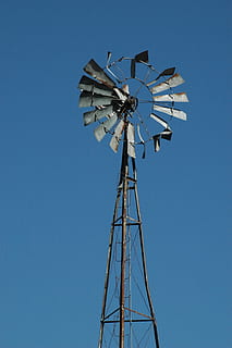 antic molí de vent, molí de vent, cel, vent, rural, blau, agricultura, energia, tradicional, granja, camp, vista d’angle baix, generació de combustible i energia, energia alternativa, energia renovable, energia eòlica, conservació del medi ambient, aerogenerador, turbina, tecnologia, cel clar, naturalesa, medi ambient, alta - alta, cap gent, dia, bomba d'aigua, molí de vent tradicional, a l'aire lliure, Font d'alimentació, directament a sota, equipament elèctric, 2K, CC0, domini públic, lliure de regalies
