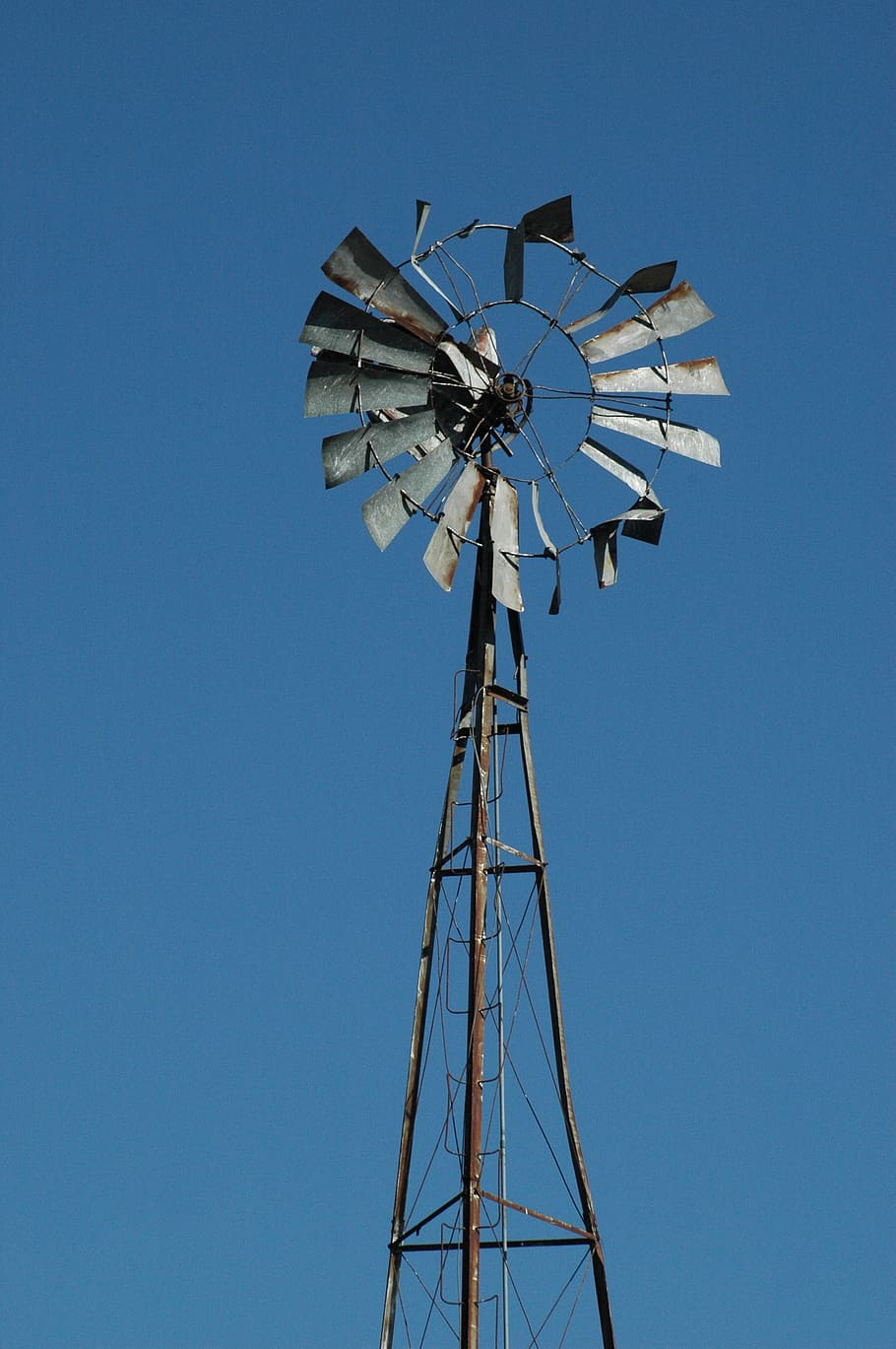 antic molí de vent, molí de vent, cel, vent, rural, blau, agricultura, energia, tradicional, granja, camp, vista d’angle baix, generació de combustible i energia, energia alternativa, energia renovable, energia eòlica, conservació del medi ambient, aerogenerador, turbina, tecnologia, cel clar, naturalesa, medi ambient, alta - alta, cap gent, dia, bomba d'aigua, molí de vent tradicional, a l'aire lliure, Font d'alimentació, directament a sota, equipament elèctric, 2K
