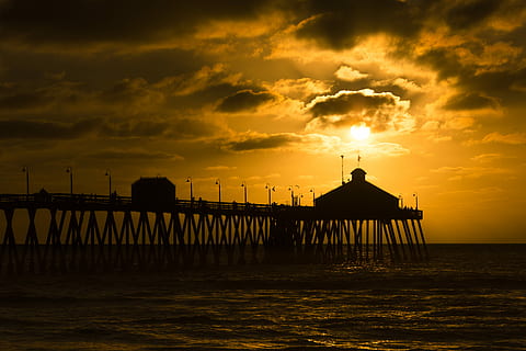Schattenbildfoto, Seedock, golden, Stunde, Silhouette, Haus, tagsüber, Sommer-, Wolke, Wolkengebilde, Sonne, Seebrücke, Sonnenuntergang, Himmel, Wasser, wolke - himmel, Meer, die Architektur, Szenen - Natur, gebaute Struktur, Schönheit in der Natur, Natur, orange Farbe, Strand, Horizont über Wasser, Ruhe, ruhige Szene, Horizont, keine Leute, draußen, 5K, CC0, gemeinfrei, lizenzfrei