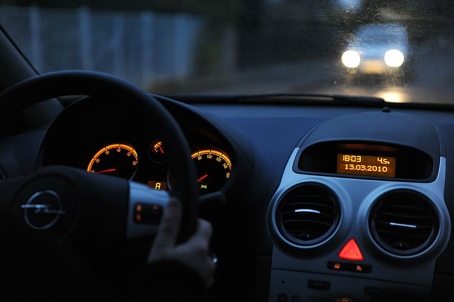 foto, persona, conduir, opel vehicle, automàtic, interior, fosc, panell, opel, tarda, accessoris, quadre d'instruments, pkw, cotxe, transport, manera de transport, automòbil, panell de control, interior del vehicle, interior del cotxe, il·luminat, a l'interior, nit, volant, vidre - material, ciutat, moviment, primer pla, viatjar, vehicle terrestre, 4K