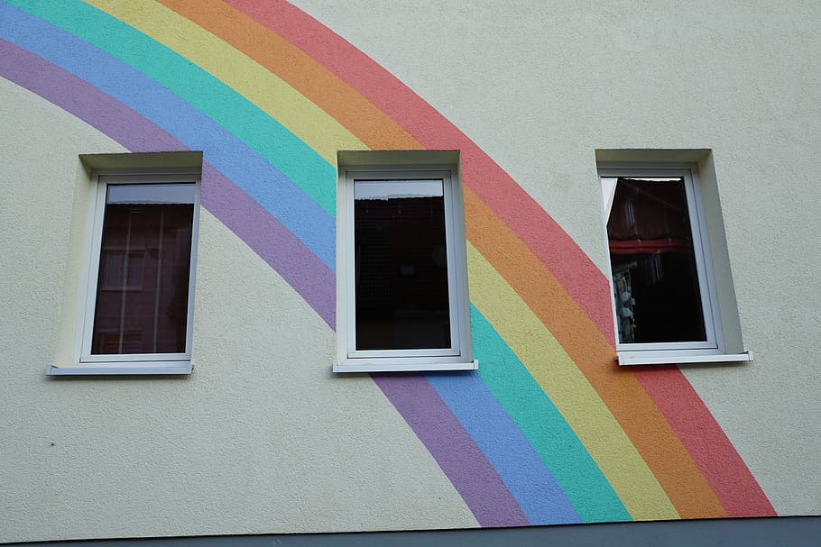 finestra, arcobaleno, colorato, multicolore, architettura, esterno dell'edificio, struttura costruita, giorno, costruzione, caratteristica della parete, nessuno, a strisce, vetro - materiale, all'aperto, Inquadratura dal basso, bicchiere, parete, dipinto, creatività, avvicinamento, giallo, quartiere residenziale, bandiera, 5K