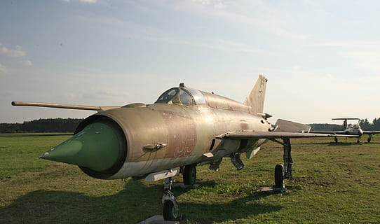 russo, combattente, aquila, vecchio, Lituania, combattente russo, Jet, difesa, aereo, all'aperto, militare, nessuno, giorno, cielo, guerra, veicolo aereo, natura, mezzi di trasporto, modo di trasporto, campo, erba, storia, aeroporto, terra, il passato, colore verde, nuvola - cielo, Pista d'atterraggio, sicurezza, industria aerospaziale, 2K, CC0, dominio pubblico, privo di copyright