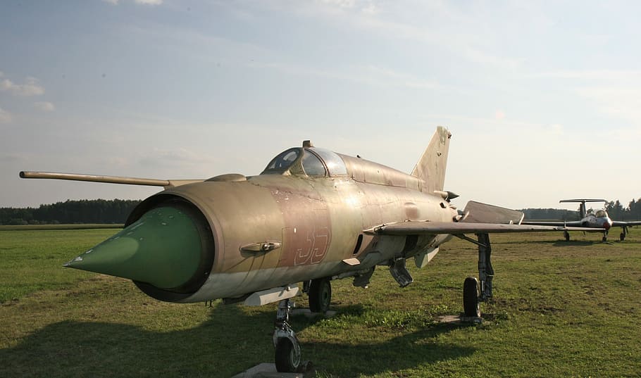 russo, combattente, aquila, vecchio, Lituania, combattente russo, Jet, difesa, aereo, all'aperto, militare, nessuno, giorno, cielo, guerra, veicolo aereo, natura, mezzi di trasporto, modo di trasporto, campo, erba, storia, aeroporto, terra, il passato, colore verde, nuvola - cielo, Pista d'atterraggio, sicurezza, industria aerospaziale, 2K