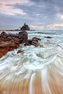 mare, paesaggio, cielo, spiaggia, nuvole, oceano, all'aperto, rocce, paesaggio marino, riva del mare, alberi, acqua, onde, movimento, bellezza nella natura, scenics - natura, roccia, terra, nuvola - cielo, movimento sfocato, solido, onda, roccia - oggetto, lunga esposizione, orizzonte sull'acqua, natura, sport, sport acquatico, nessuno, potere in natura, acqua corrente, 2K, CC0, dominio pubblico, privo di copyright