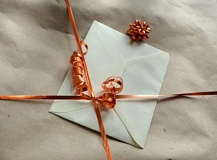 hvid, kuvert, grå, tekstil, gave, indpakningspapir, emballage, gave tape, fødselsdag, ornament, gaveemballage, papir, dekoration, jul, indendørs, ingen mennesker, bånd, høj vinkel visning, stilleben, bånd - sy genstand, bundet op, sløjfe, tæt på, bord, fest, bundet knude, Kunst og håndværk, bundet bue, kreativitet, indpakket, 2K, CC0, offentligt domæne, royaltyfrie