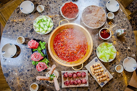 salsa en un tazón, plato de frotamiento, comedor, víveres, vista de alto ángulo, directamente arriba, adentro, comida y bebida, variación, nadie, comida, frescura, mesa, alimentación saludable, cuenco, vegetal, Fruta, equipo doméstico, carne, elección, utensilio de cocina, listo para comer, bienestar, preparación, vaso, cuchillo de mesa, cena, 4K, CC0, dominio público, libre de derechos