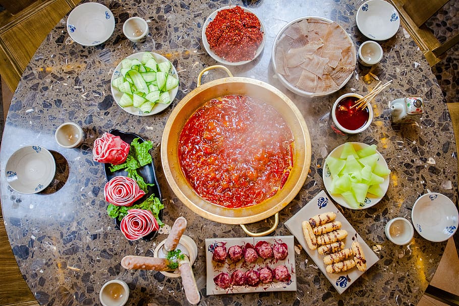 salsa en un bol, plat de fregament, taula de menjador, botigues, vista d’angle alt, directament a sobre, a l'interior, menjar i beguda, variació, cap gent, menjar, frescor, taula, alimentació saludable, bol, vegetals, fruita, equipament per a la llar, carn, elecció, estri de cuina, llest per menjar, benestar, preparació, vidre, ganivet de taula, sopar, 4K