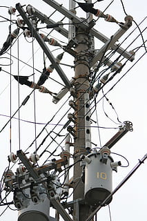 paisatge, pol, cel, vista d’angle baix, electricitat, connexió, tecnologia, cap gent, línia elèctrica, Font d'alimentació, generació de combustible i energia, dia, cable, piló d’electricitat, equips d’il·luminació, naturalesa, a l'aire lliure, complexitat, cel clar, metall, estructura construïda, poder, equipament elèctric, 4K, CC0, domini públic, lliure de regalies