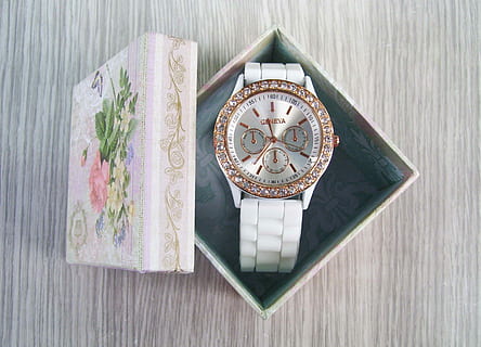 orologio, tempo, scatola, le signore, regalo, orologio da donna, suggerimenti, misurazione del tempo, scudo orologio, gioielli, tempo di guardare, tempo trascorso, suggerimenti per l'orologio, bracciali, analogico, colore, orologi, comporre, orologio da polso, ore, fotografie, vetrine, esposizione, nessuno, giorno, avvicinamento, in casa, vecchio stile, tavolo, modello, natura morta, legno - materiale, direttamente sopra, antico, mestiere, arte e artigianato, vista dall'alto, ornato, design, singolo oggetto, religione, forma, accessorio personale, motivo floreale, 2K, CC0, dominio pubblico, privo di copyright