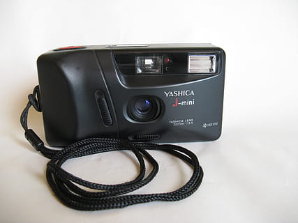 Fotoaparát, starý fotoaparát, blikat, nostalgie, fotografie, vinobraní, retro, blesk, analogový, zavřít, yashica, retro vzhled, technologie, uvnitř, bílé pozadí, sdělení, detail, stálý život, nikdo, spojení, studio shot, jeden objekt, přenosné informační zařízení, Černá barva, hudba, bezdrátové technologie, zařízení, fotoaparát - fotografické vybavení, fotografická témata, umělecká kultura a zábava, moderní, kabel, elektrické zařízení, digitální fotoaparát, osobní příslušenství, 2K, CC0, veřejná doména, bez autorských práv