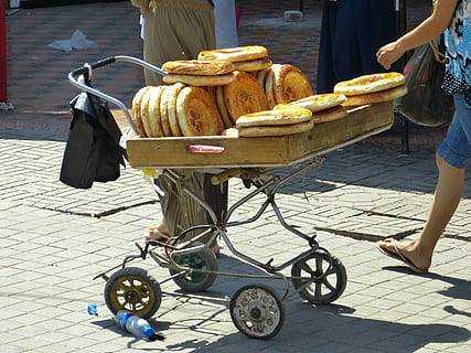 Brot, Fladenbrot, Lebensmittel, Brotstempel, Usbekistan, Essen, backen, gebacken, Tonofen, köstlich, Ofen, Essen und Trinken, echte Menschen, Straße, Tag, Stadt, Frische, Fußweg, Korb, Menschen, Tasche, niedriger Abschnitt, Sonnenlicht, Lebensstile, Transport, zu verkaufen, Container, Frau, Legere Kleidung, draußen, Pflasterstein, Snack, 4K, CC0, gemeinfrei, lizenzfrei