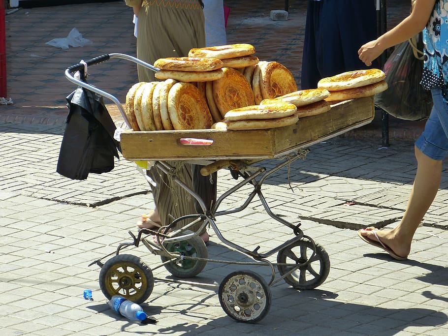 brød, fladt brød, mad, brødstemplet, Usbekistan, spise, bage, bagt, lerovn, lækker, ovn, mad og drikke, rigtige mennesker, gade, dag, by, friskhed, sti, kurv, mennesker, taske, lavt afsnit, sollys, livsstil, transportmidler, til salg, beholder, Kvinder, afslappet tøj, udendørs, brosten, snack, 4K