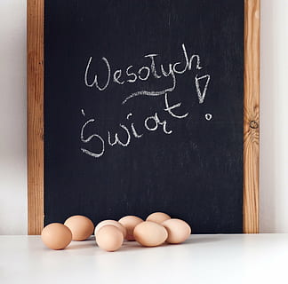 targeta de pasqua, ous de Pasqua, targeta, símbol de pasqua, adorns de Nadal, ornaments, Pasqua, ous, personalitzat, decoració de Nadal, ou, pollet, composició de pasqua, fusta, pissarra, a l'interior, text, equips de guix, comunicació, educació, cap gent, guió occidental, natura morta, taula, menjar, primer pla, material de fusta, missatge, escriptura a mà, menjar i beguda, aula, nombre, 2K, CC0, domini públic, lliure de regalies