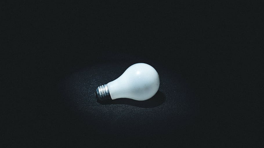 witte gloeilamp, foto, licht, lamp, gloeilamp, idee, voorwerpen, enkel object, geen mensen, studio opname, zwarte achtergrond, zwarte kleur, detailopname, nacht, binnenshuis, gloeidraad, kopie ruimte, witte kleur, gezondheidszorg en medicijnen, eenvoud, stilleven, uitknippen, archivaal, glas - materiaal, twee objecten, wetenschap, verlichtingsapparatuur, 5K