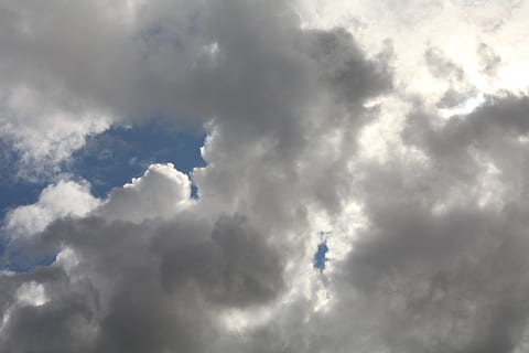 nubes, Dom, luz de verano, rayos, cielo, azul, nubes algodoneras, naturaleza, estado animico, almuerzo, verano, aire, nube - cielo, paisaje de nubes, belleza en la naturaleza, tormenta, nublado, cielo dramático, nadie, antecedentes, nube de tormenta, paisajes - naturaleza, al aire libre, mullido, día, ambiente, atmósfera, vista de ángulo bajo, viento, oscuro, blandura, lluvia, ominoso, meteorología, clima, 5K, CC0, dominio público, libre de derechos