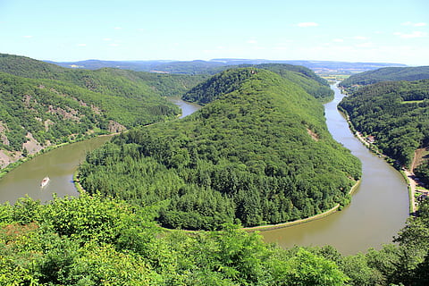 saar loop, Saarland, flod, træer, Skov, natur, milepæl, Orscholz, scenics - natur, skønhed i naturen, træ, rolig scene, plante, ro, grøn farve, miljø, ikke-urbane scene, landskab, himmel, vækst, dag, bjerg, høj vinkel visning, idyllisk, ingen mennesker, jord, vand, udendørs, 5K, CC0, offentligt domæne, royaltyfrie