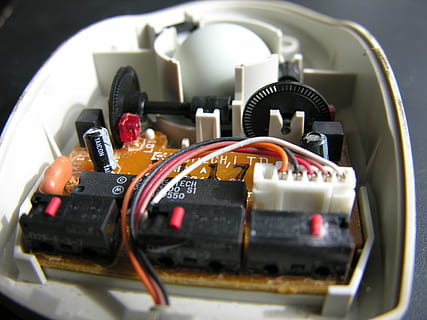 muis, bal, plug, circuit, draden, computer, elektronica, oubollig, geen mensen, detailopname, dag, technologie, controle, binnenshuis, retro gestileerd, kunst cultuur en entertainment, uitrusting, selectieve aandacht, aantal, muziek-, communicatie, geschiedenis, verbinding, fotografie thema's, het verleden, camera - fotografische apparatuur, elektriciteit, elektrische apparatuur, 2K, CC0, publiek domein, royaltyvrij