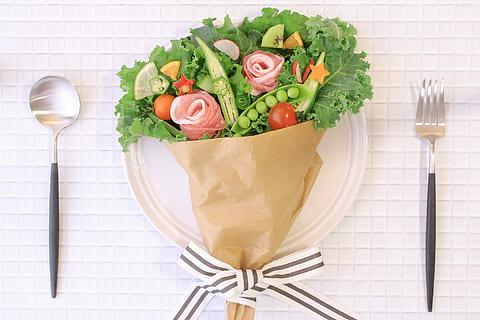Gemüsebouquet, Löffel, Gabel, Lebensmittel, Tabelle, Gemüse, keine Leute, Abendessen, rot, Feier, Essen und Trinken, Teller, Mahlzeit, Frische, Studioaufnahme, gesundes Essen, Salat, Essgeschirr, drinnen, Küchenutensilien, Blattgemüse, Stillleben, Wohlbefinden, Tomate, direkt darüber, Grüner Salat, fertig für den Verzehr, Rucola, Tischmesser, 1080P, CC0, gemeinfrei, lizenzfrei