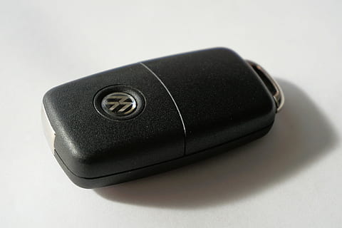 kluczyki samochodowe, automatyczny, klawisz, początek, pojazd, napęd, otwarty, samochód, pkw, automobilowy, vw, gra polo, volkswagen, technologia, sprzęt, pojedynczy obiekt, technologia bezprzewodowa, połączenie, białe tło, studio strzał, porozumiewanie się, wewnątrz, zbliżenie, czarny kolor, żadnych ludzi, odetnij, ruchliwość, biznes, martwa natura, wyposażenie komputera, dwa obiekty, Internet, prostota, sprzęt elektryczny, globalna komunikacja, akcesoria osobiste, 4K, CC0, domena publiczna, darmowe zdjęcia