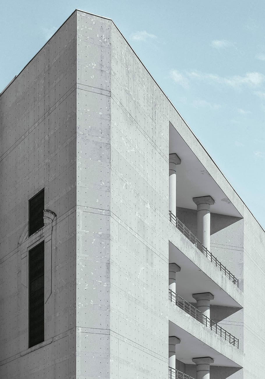 blanc, concret, alt, edifici de pujada, ennuvolat, cel, baix, fotografia d'angle, gris, edifici, arquitectura, façana, minimalisme, balcó, mínim, modern, ombra, exposat, llum, línia, arc, punt, estructura construïda, exterior de l'edifici, vista d’angle baix, dia, cap gent, naturalesa, a l'aire lliure, núvol - cel, escala, llum solar, barana, finestra, ciutat, Color blanc, vidre - material, destinacions de viatge, 5K