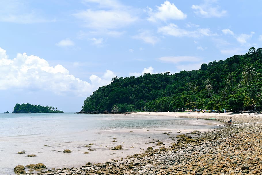 fotografia, vora del mar, durant el dia, vora de la platja, al costat, roques, platja, sorra, a l'aire lliure, núvol, cel, vacances, illa, arbre, mar, aigua, oceà, tropical, bosc, jungla, koh chang, terra, núvol - cel, bellesa a la natura, escenics - natura, planta, tranquil·litat, escena tranquil·la, naturalesa, dia, idíl·lic, cap gent, escena no urbana, rock, 5K