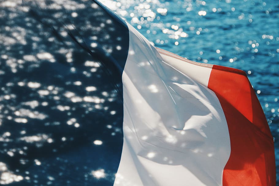 sort, hvid, rød, flag, untitled, blå, hav, ocean, vand, afspejling, sejlads, ferie, middelhavet, bokeh, natur, vind, patriotisme, miljø, ingen mennesker, bevægelse, hvid farve, udendørs, tæt på, sollys, skinnende, vinke, dag, frihed, sejlbåd, luksus, 4K