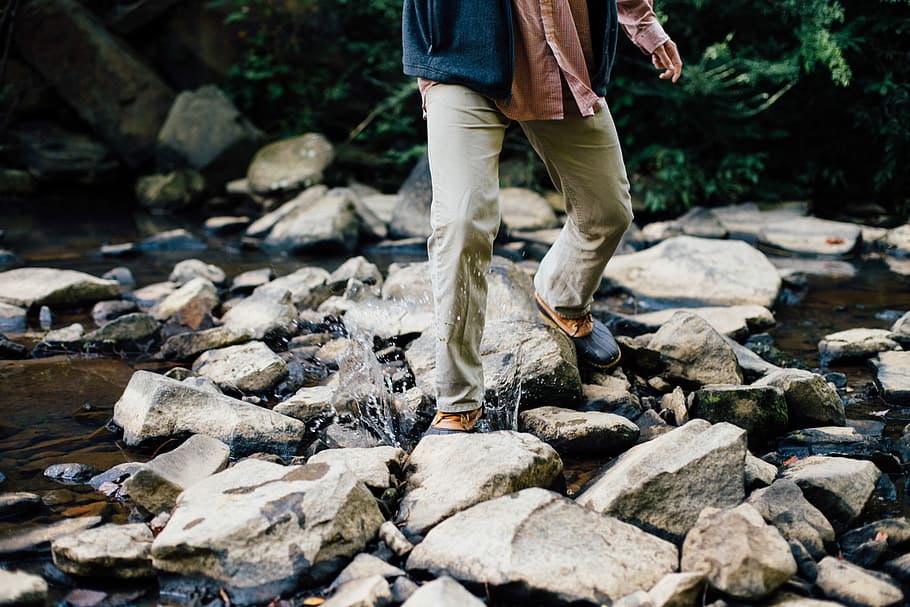 persona, Marrone, jeans, a piedi, roccioso, fiume, giorno, camminando, fiume roccioso, all'aperto, natura, escursioni a piedi, persone, una persona, uomini, roccia - oggetto, sentiero, acqua, adulto, solo un uomo, Solo uomini, solo adulti, sezione bassa, solido, roccia, in piedi, persone reali, abbigliamento casual, gamba umana, movimento, scarpa, stili di vita, pietra - oggetto, albero, arto umano, 5K